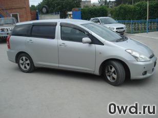 Битый автомобиль Toyota Wish