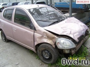 Битый автомобиль Toyota Vitz