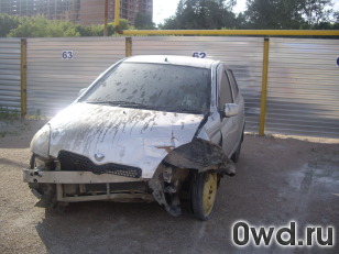 Битый автомобиль Toyota Vitz