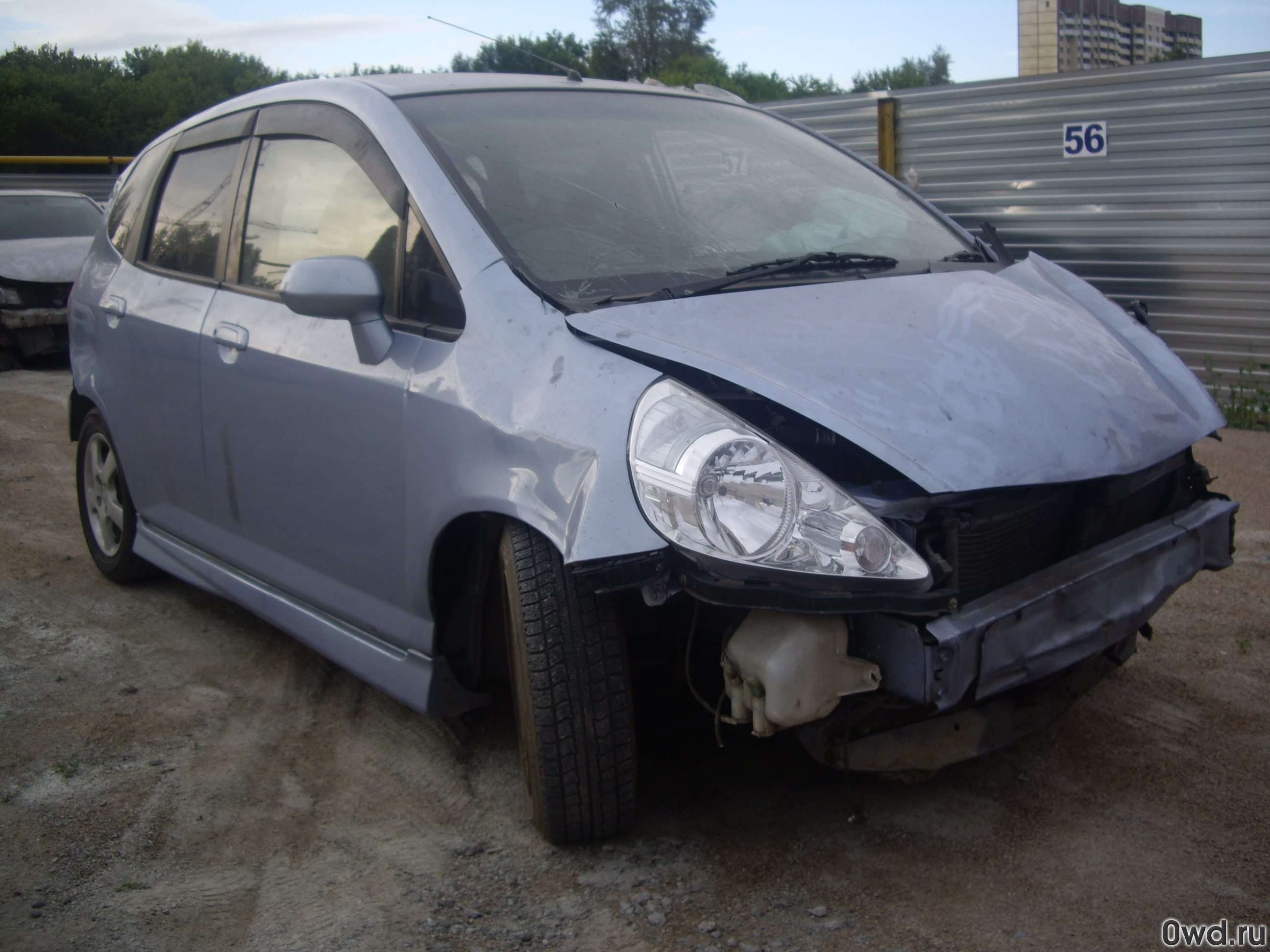 Битый автомобиль Honda Fit (2003) в Новосибирске