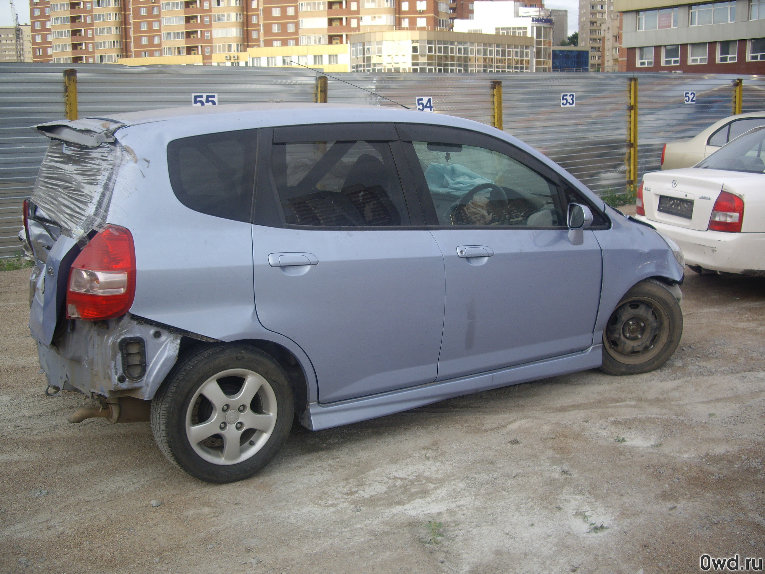 Битый автомобиль Honda Fit (2003) в Новосибирске