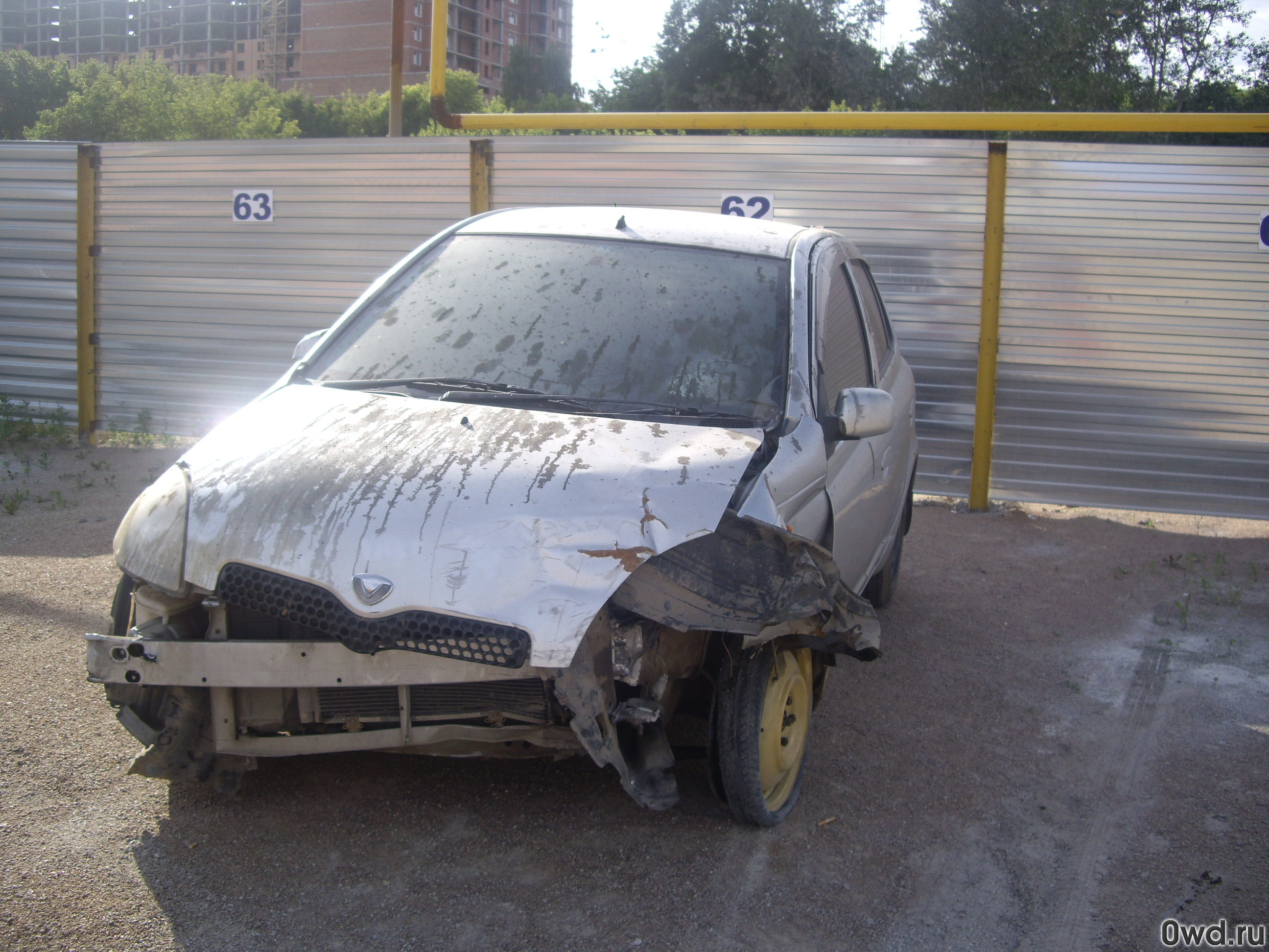 Битый автомобиль Toyota Vitz (2000) в Новосибирске